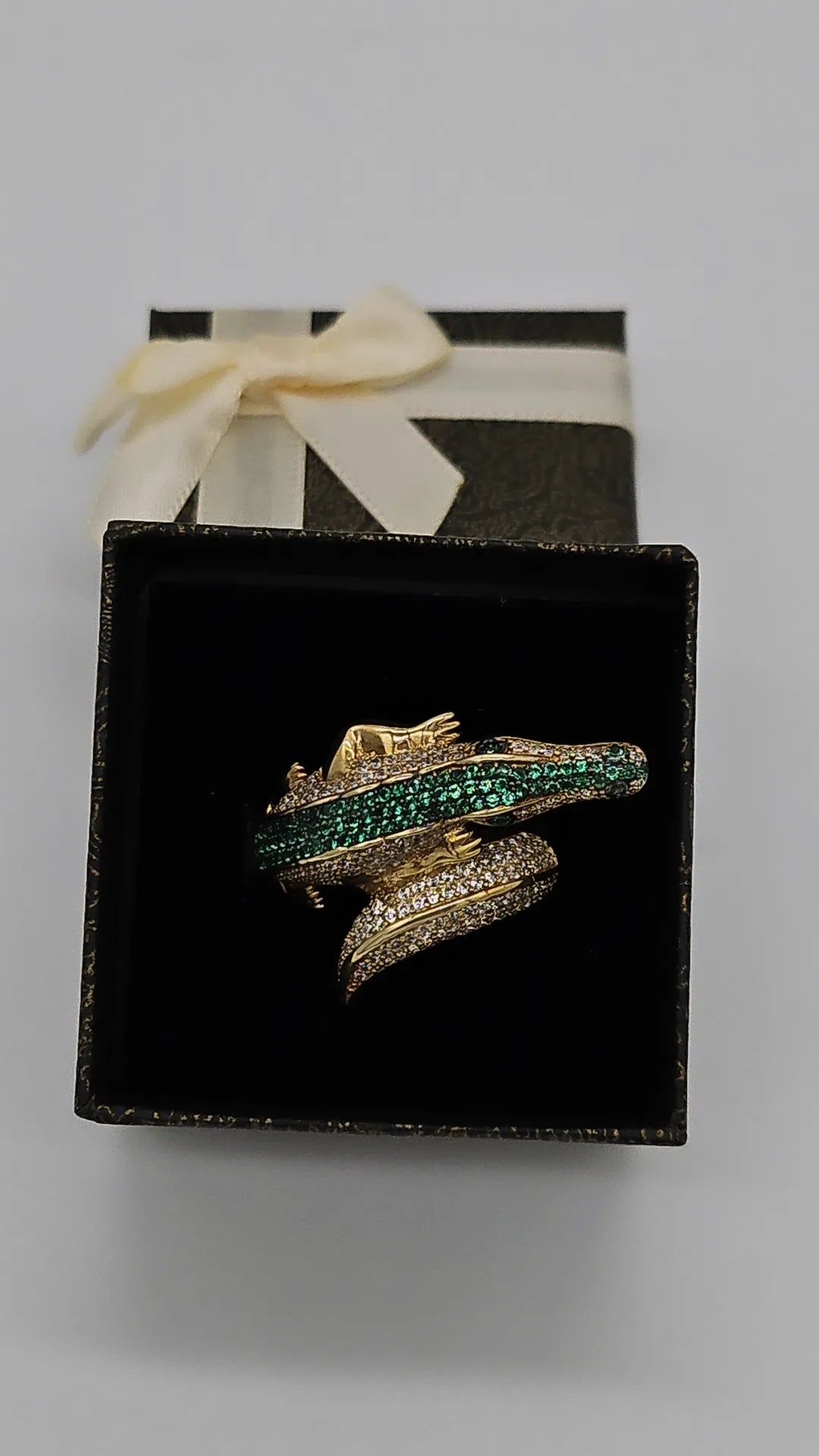 Croc design ring