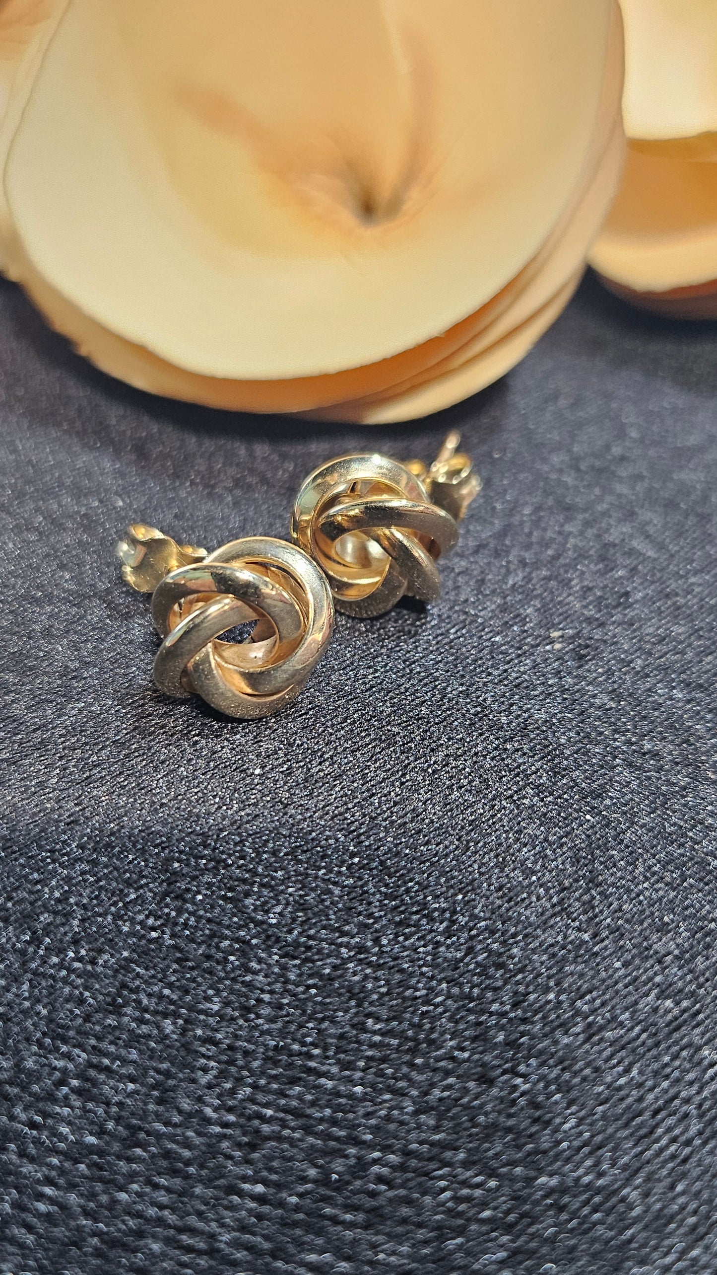 Intertwined circle studs