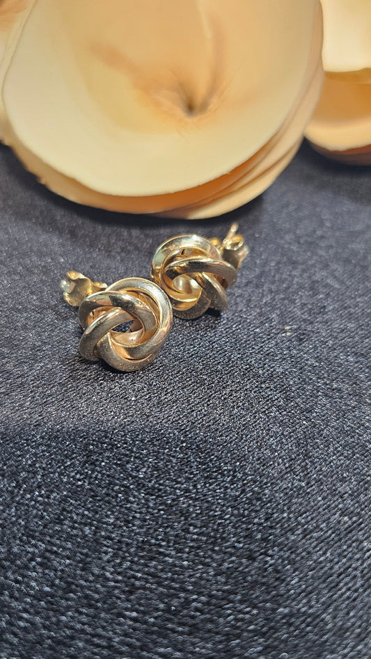 Intertwined circle studs