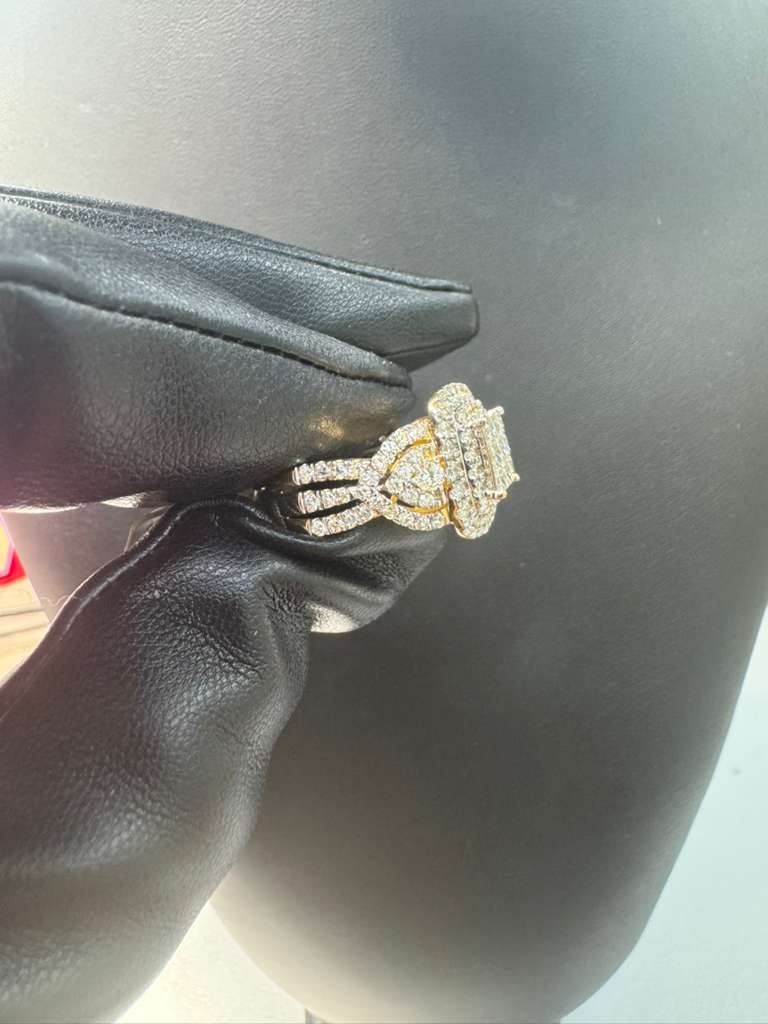 Gold Ring with 2.5ct Diamonds