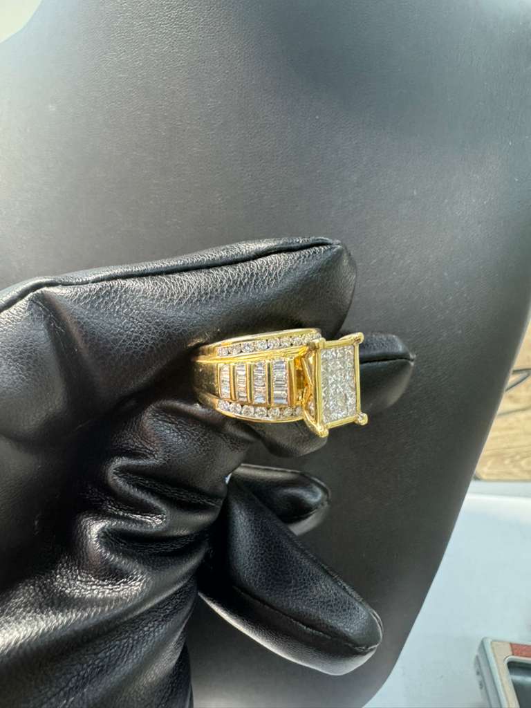 Crown Ring in Gold with Diamonds