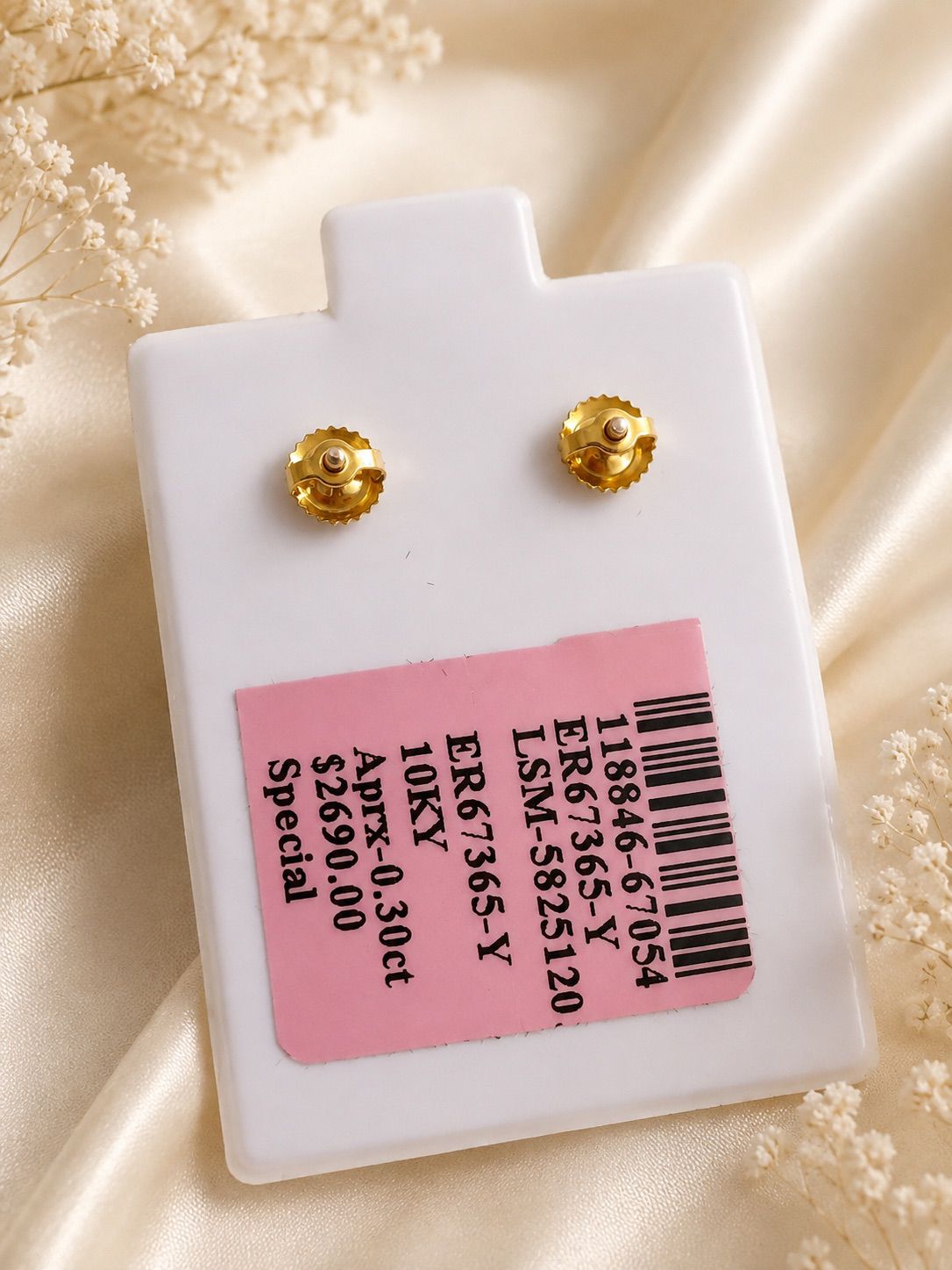 Gold Circle Centered Diamond Stud