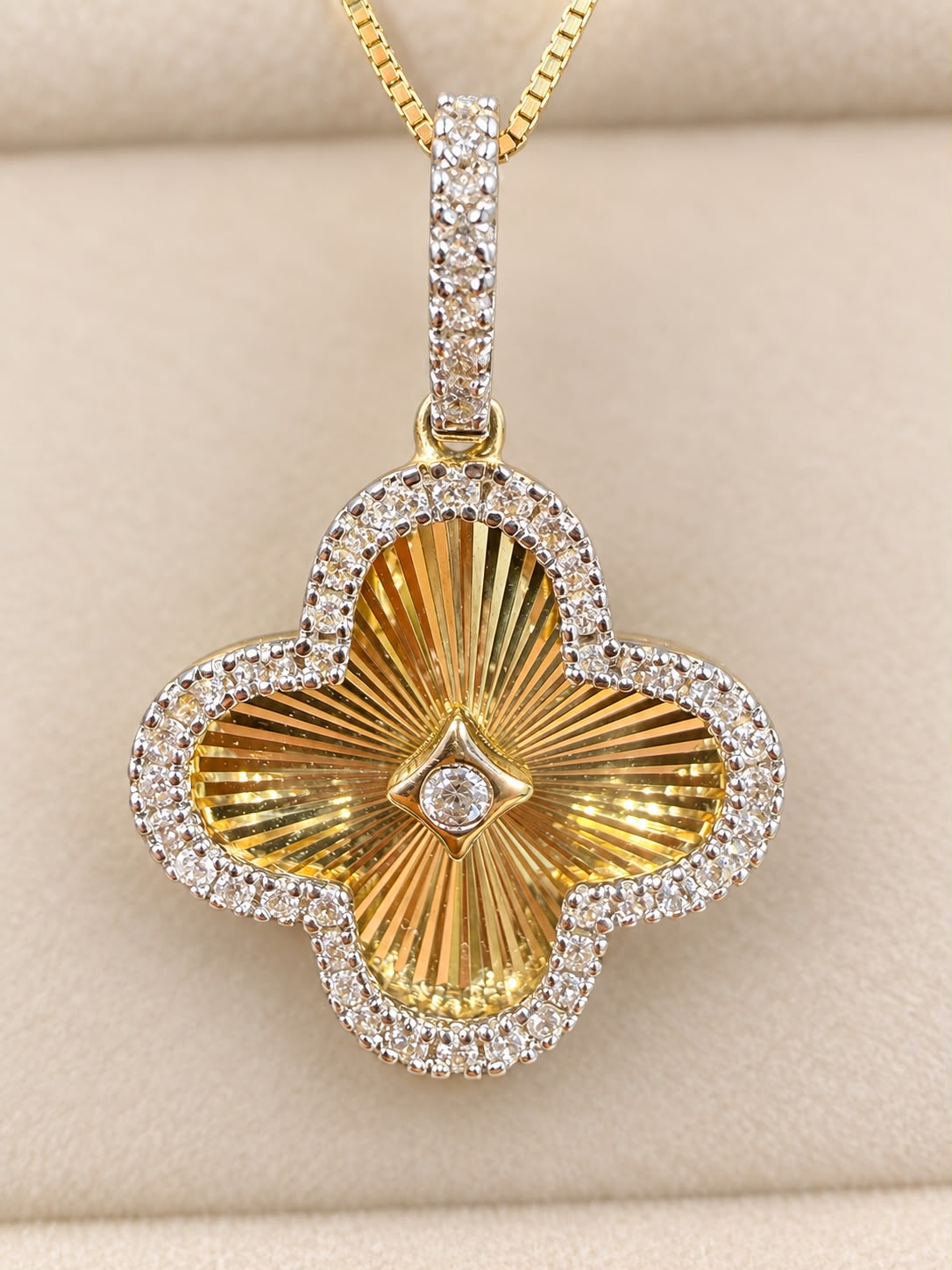 14K Yellow Gold 18” Clover Pendant Necklace with CZ Stones 2.72g