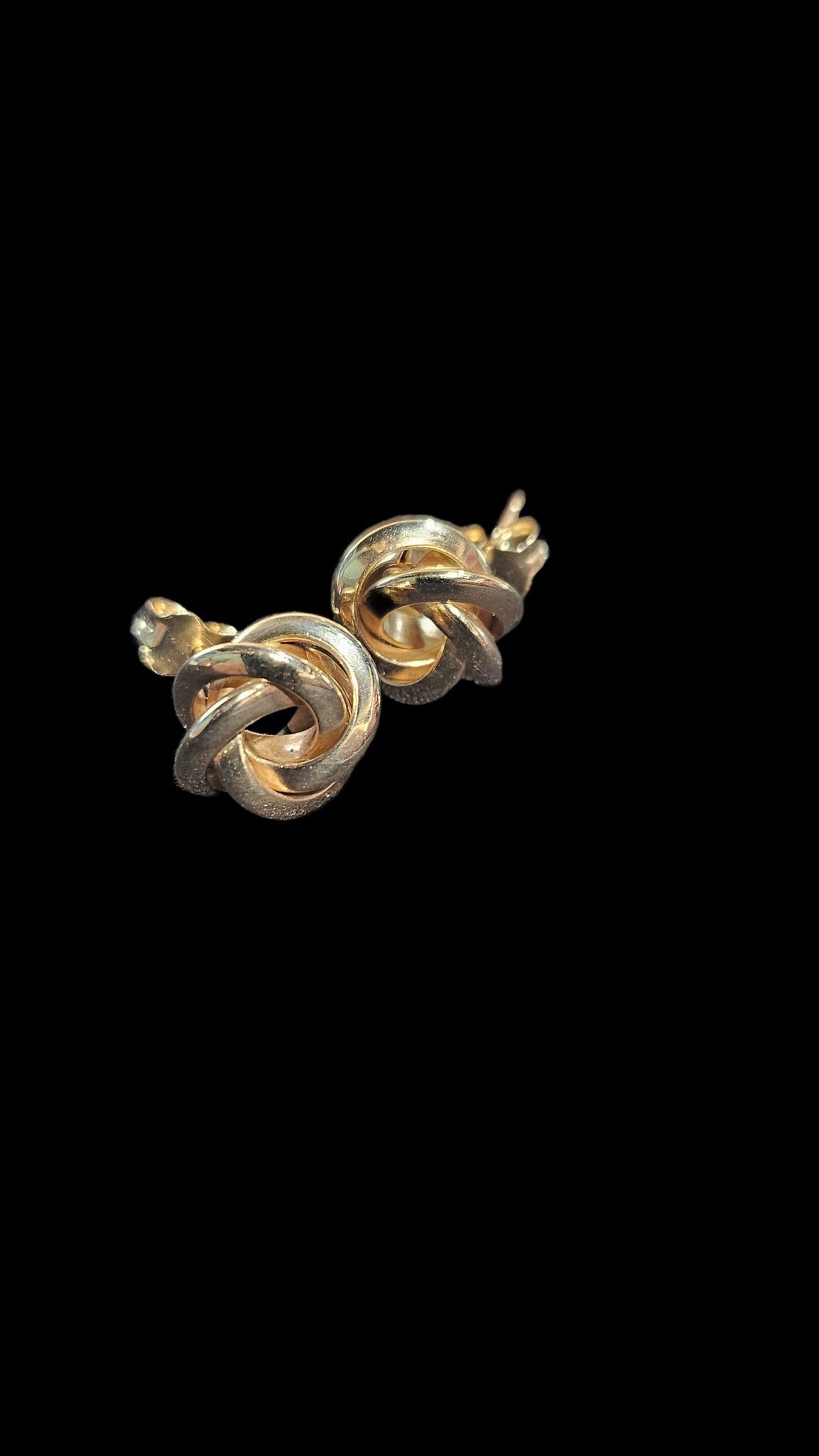 Intertwined circle studs