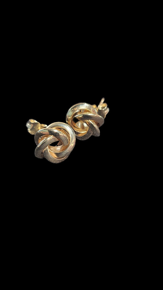 Intertwined circle studs